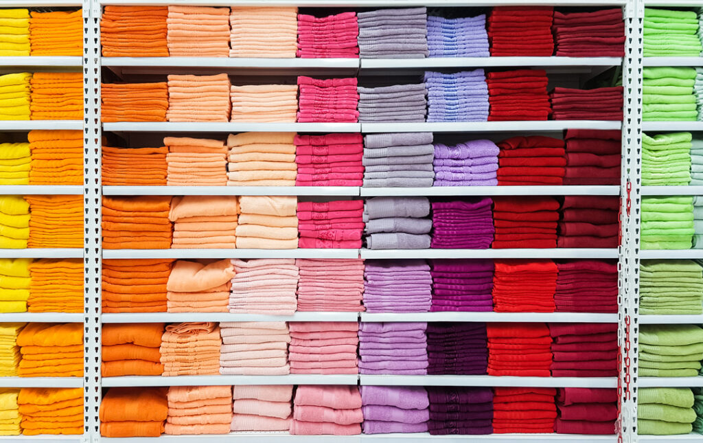 Ręczniki jako element dekoracyjny na półce