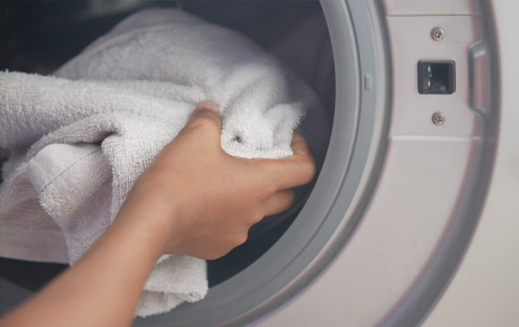 Jak prać ręczniki - wkładanie ręczników do pralki
