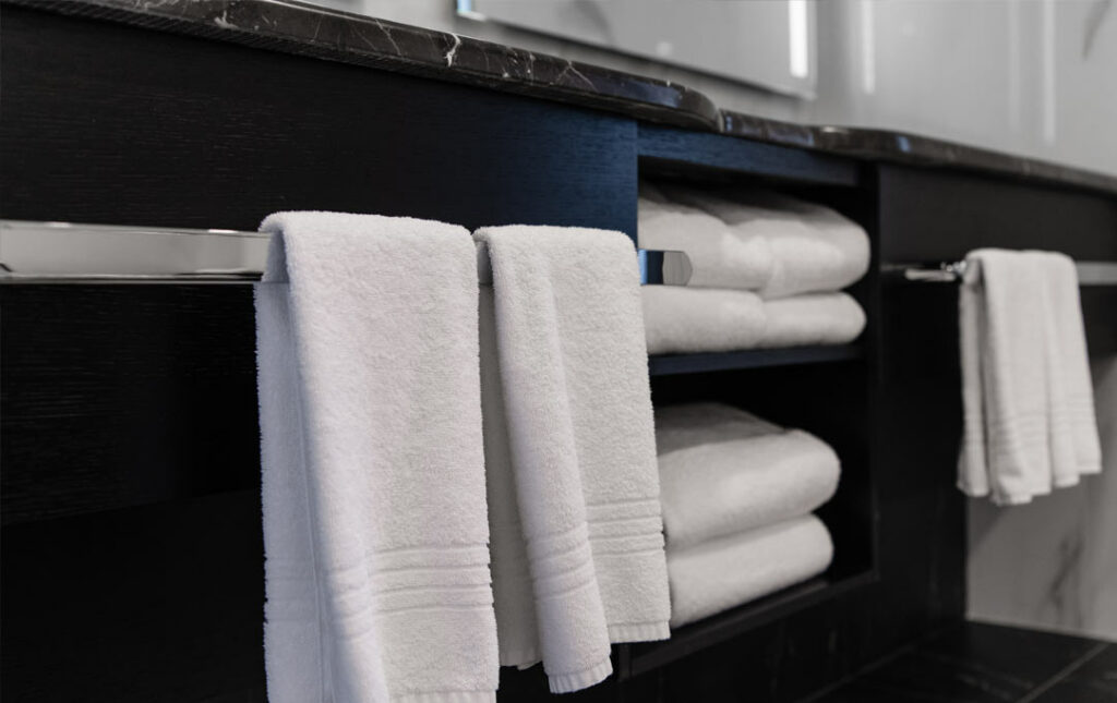 Ręczniki w łazience - na wieszakach, na półkach