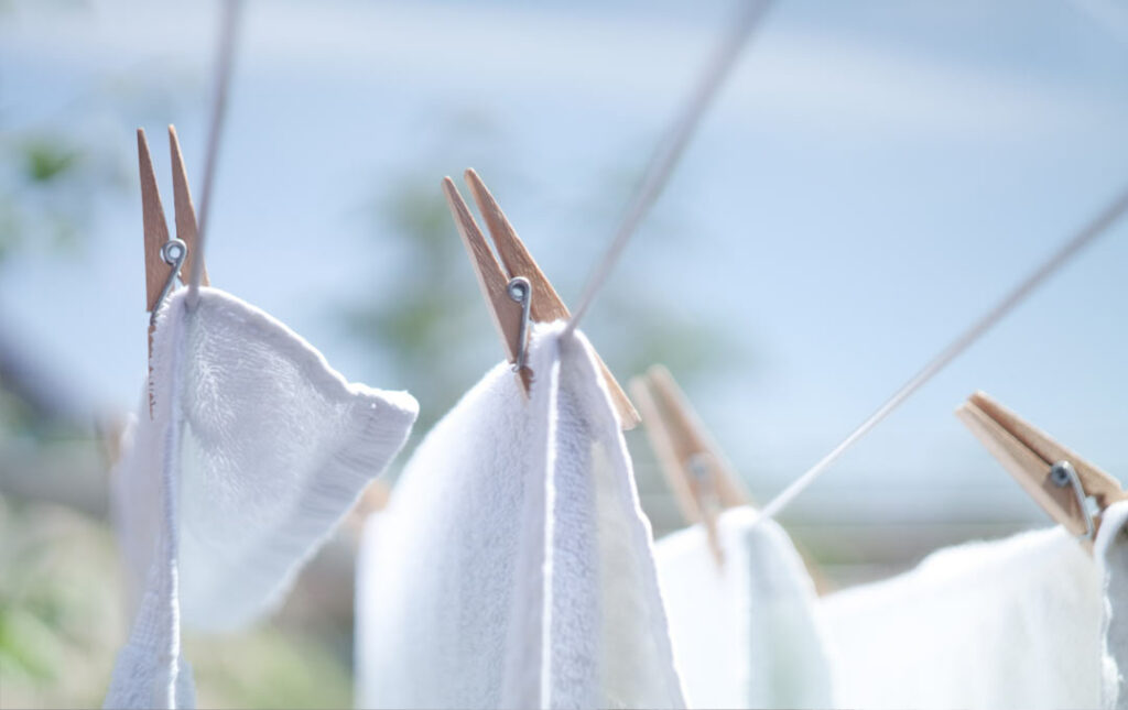 Suszenie ręczników na dworze na wieszakach