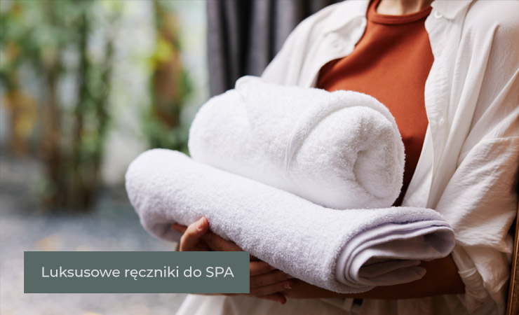 Ręczniki do spa - kobieta niosąca je do szafek