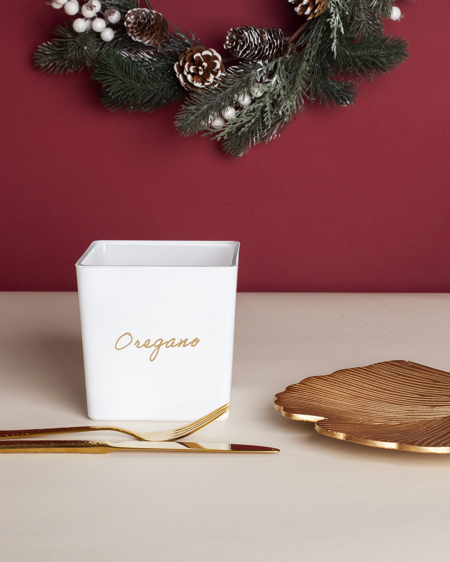 Biala-oslonka-ze-zlotym-napisem-Oregano-dekoracja-swiateczna-1.jpg eb07f2a201b24821e4900aaee5a68eaf