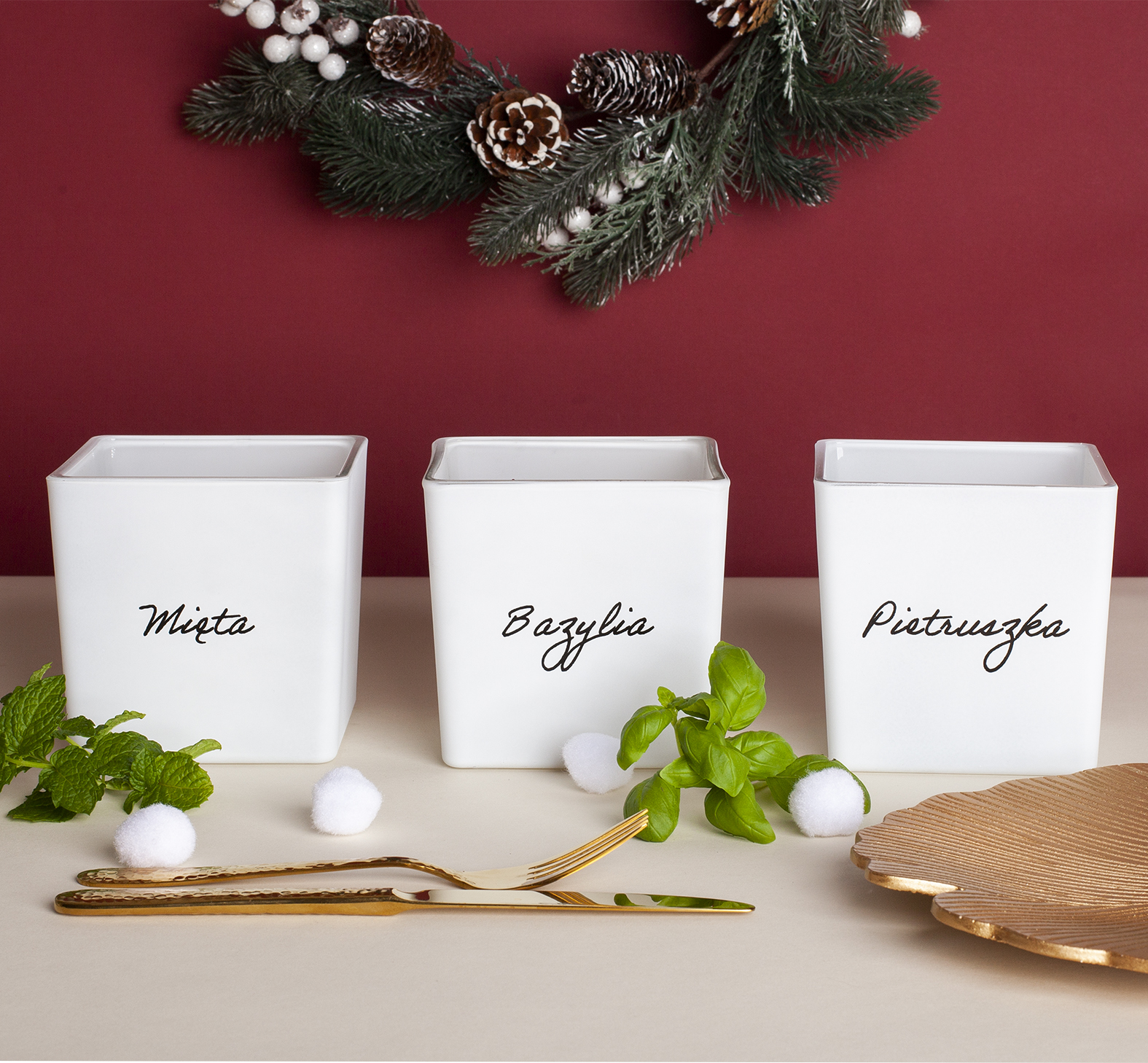 Biale-oslonki-Mieta-Bazylia-Pietruszka-z-czarnym-napisem-w-dekoracji-swiatecznej-1.jpg 205f36004c92f6c35cf674d989c6395c