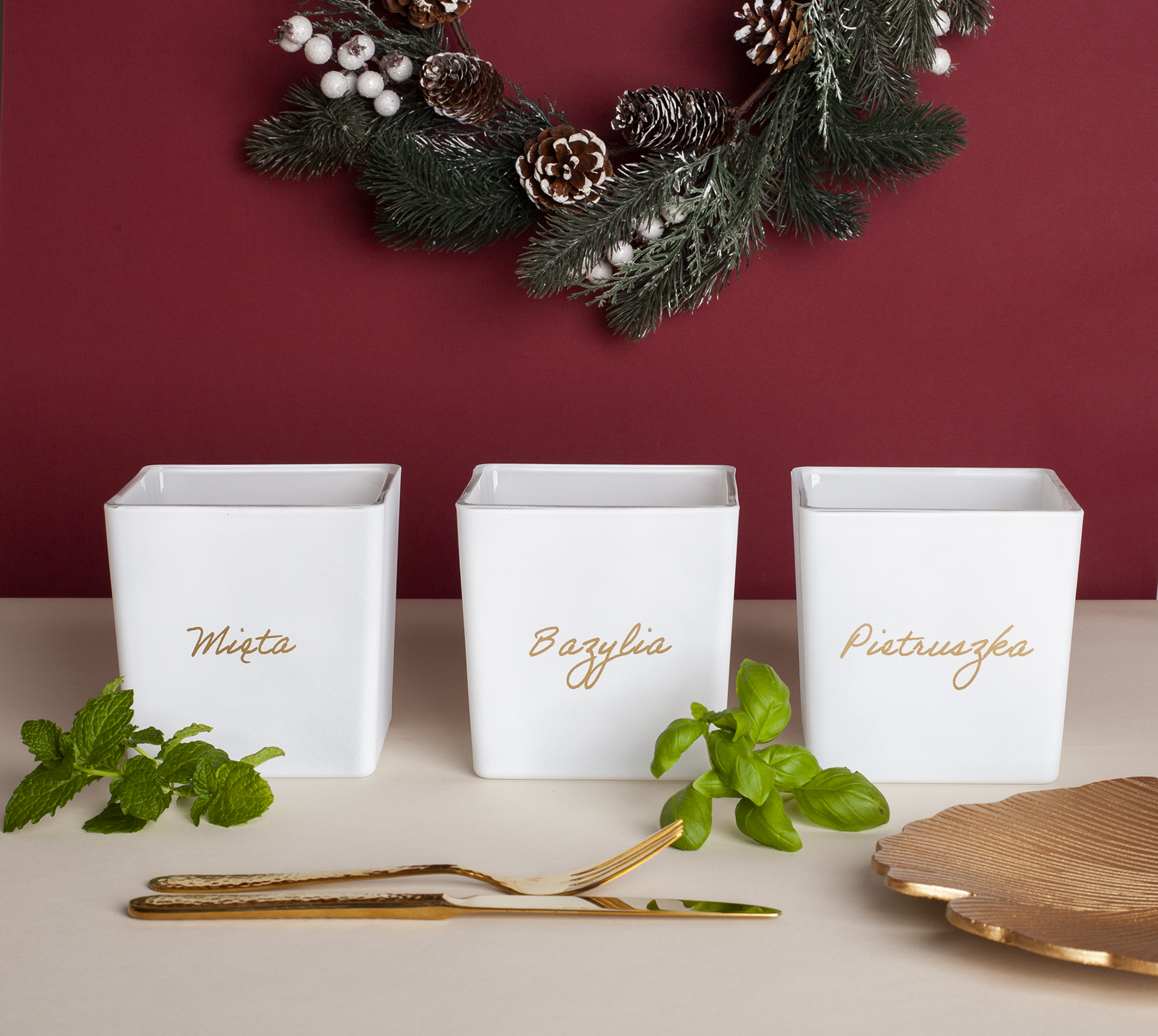 Biale-oslonki-Mieta-Bazylia-Pietruszka-ze-zlotym-napisem-w-dekoracji-swiatecznej-2.jpg dbc6df0b0f4e18fdcf473d13a02b54cf
