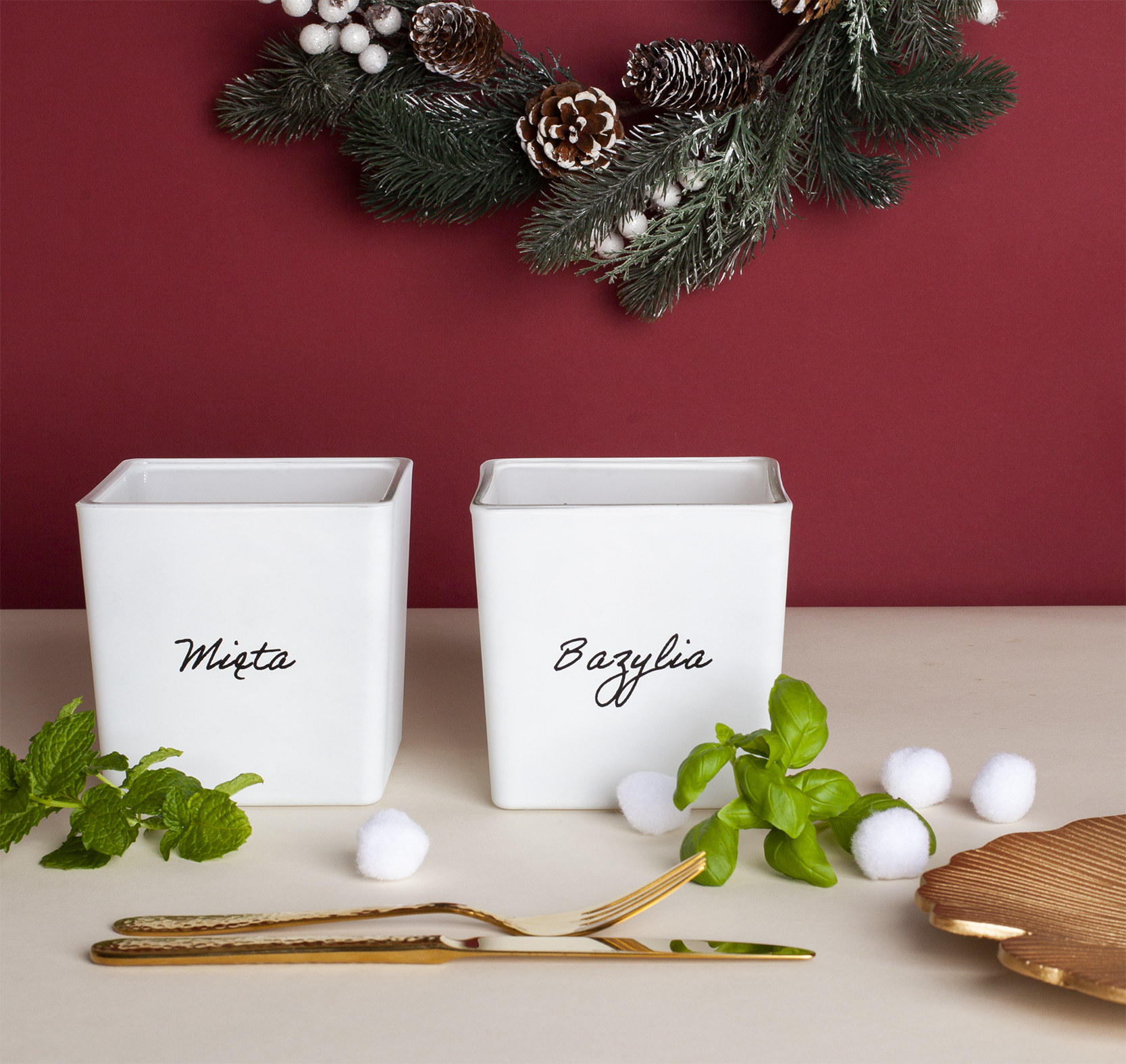 Biale-oslonki-Mieta-Bazylia-z-czarnym-napisem-w-dekoracji-swiatecznej.jpg e1d4914b76742473c88d8d558dfd449d