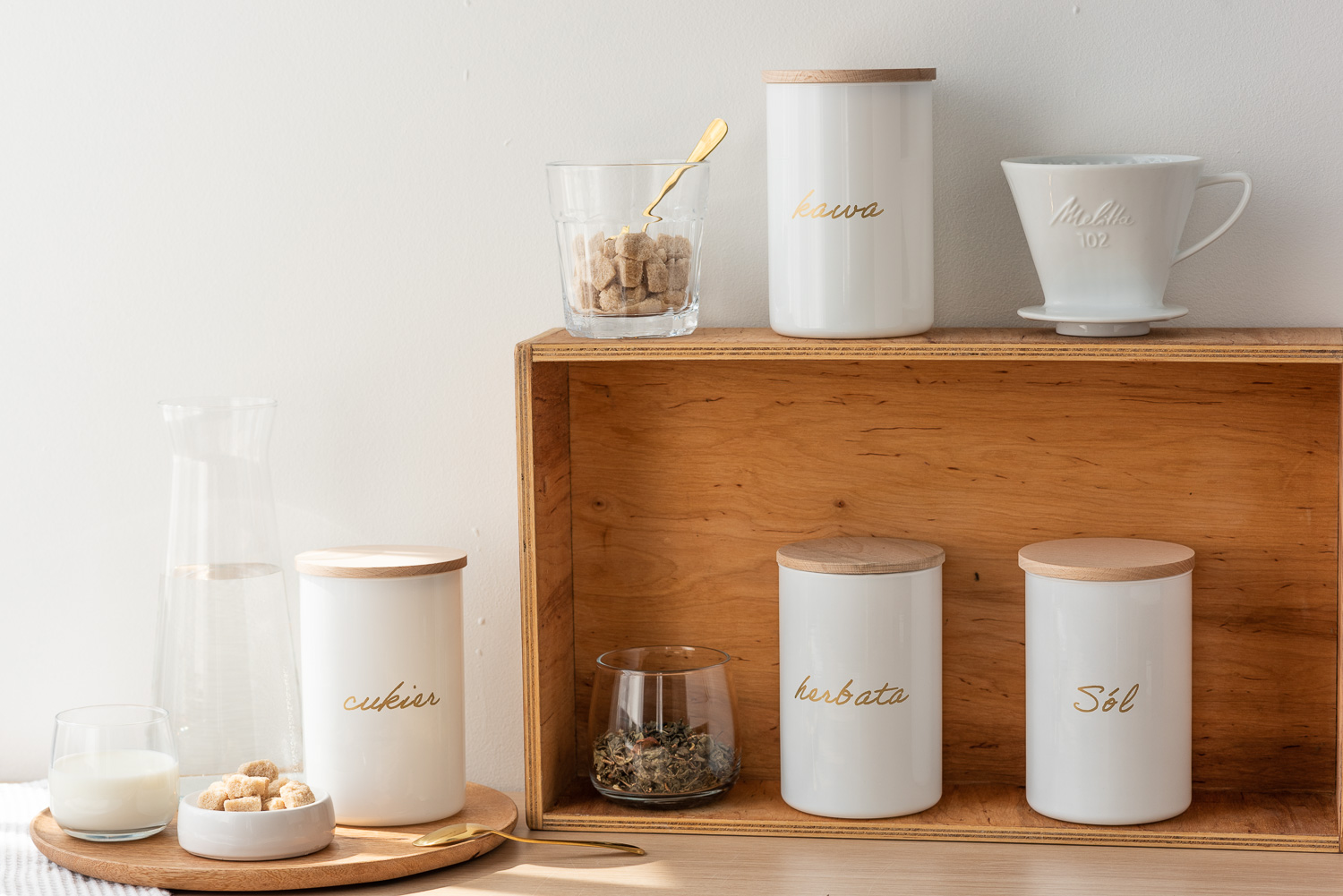 Biale-pojemniki-ze-zlotym-napisem-do-wystroju-kuchni-1.jpg bff4ea34daf5f088945e128dffbb30d8
