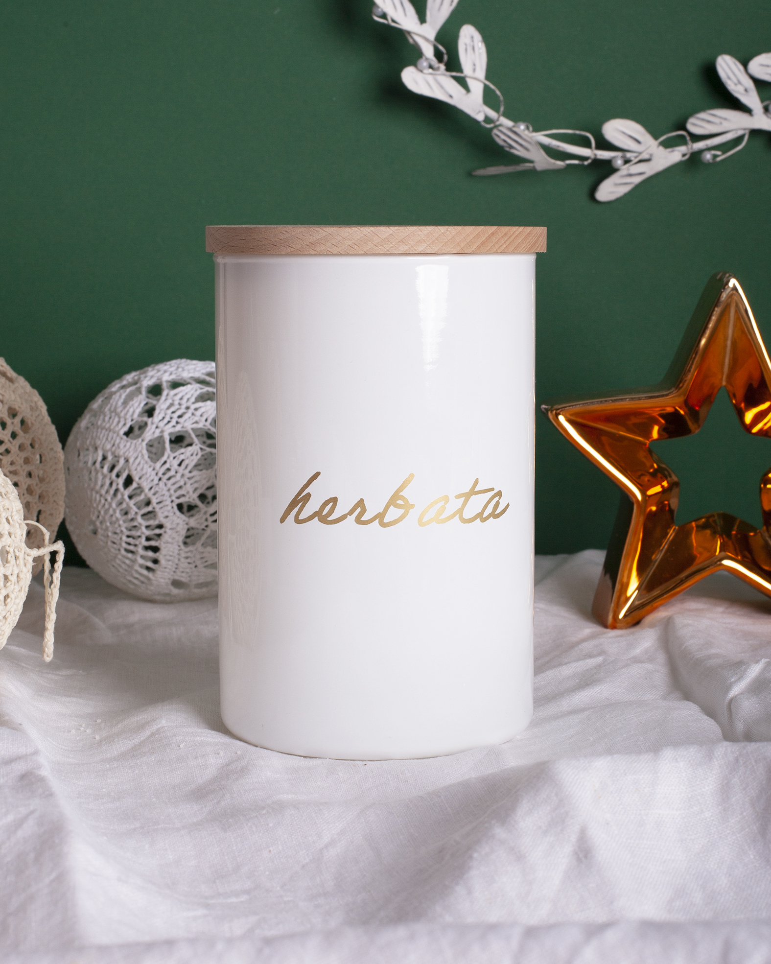 Bialy-pojemnik-ze-zlotym-napisem-w-wersji-swiatecznej.jpg d10064b2bc99a44abe86923673e15884