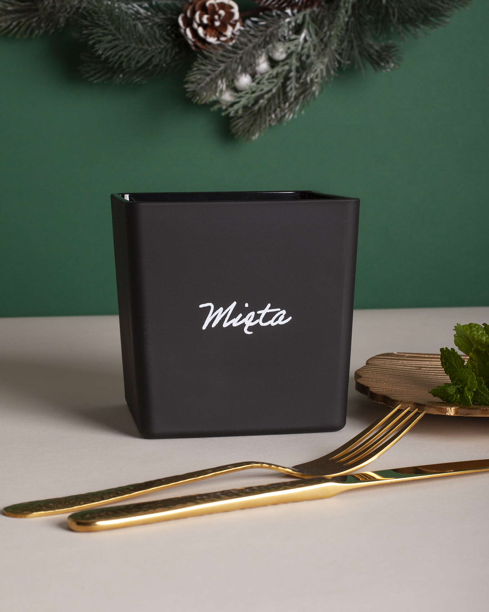 Czarna-oslonka-Mieta-z-bialym-napisem-dekoracja-swiateczna.jpg 697a1cc182b4fe5caec7fe4a8698a7f3