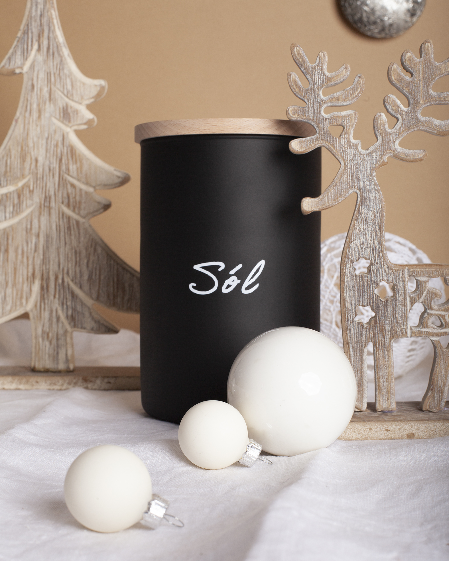 Czarny-pojemnik-sol-z-bialym-napisem-w-wersji-swiatecznej.jpg 2ec75d139042ba583b701ab8e8efb70d