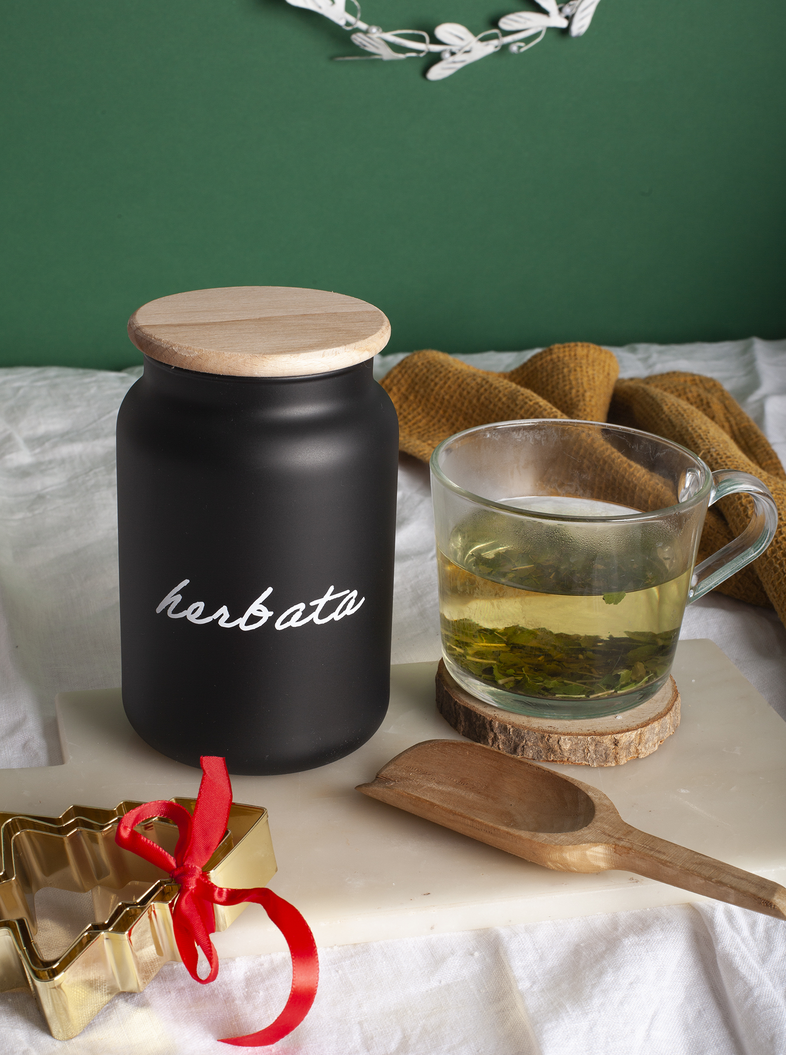 Czarny-sloik-szklany-na-herbate-w-wersji-swiatecznej.jpg fc2241e028417bd23c9ae2ca5f41c742