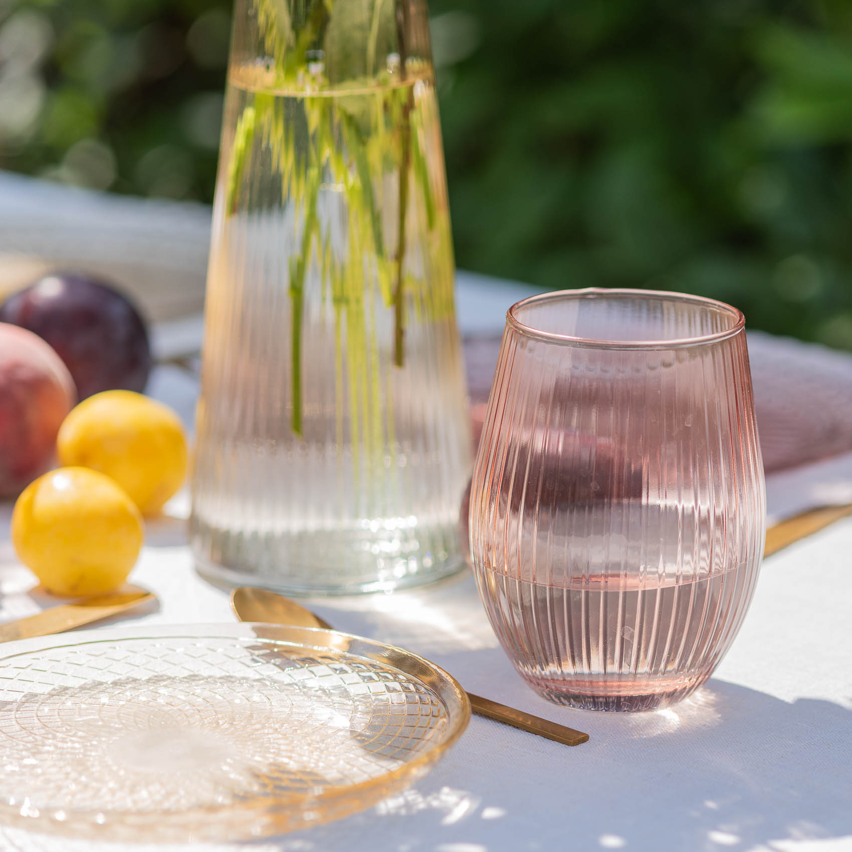 Karafka-ozdobna-ryflowana-rozowy-odcien.jpg 970b016d049d50fa9e663722afd2533e