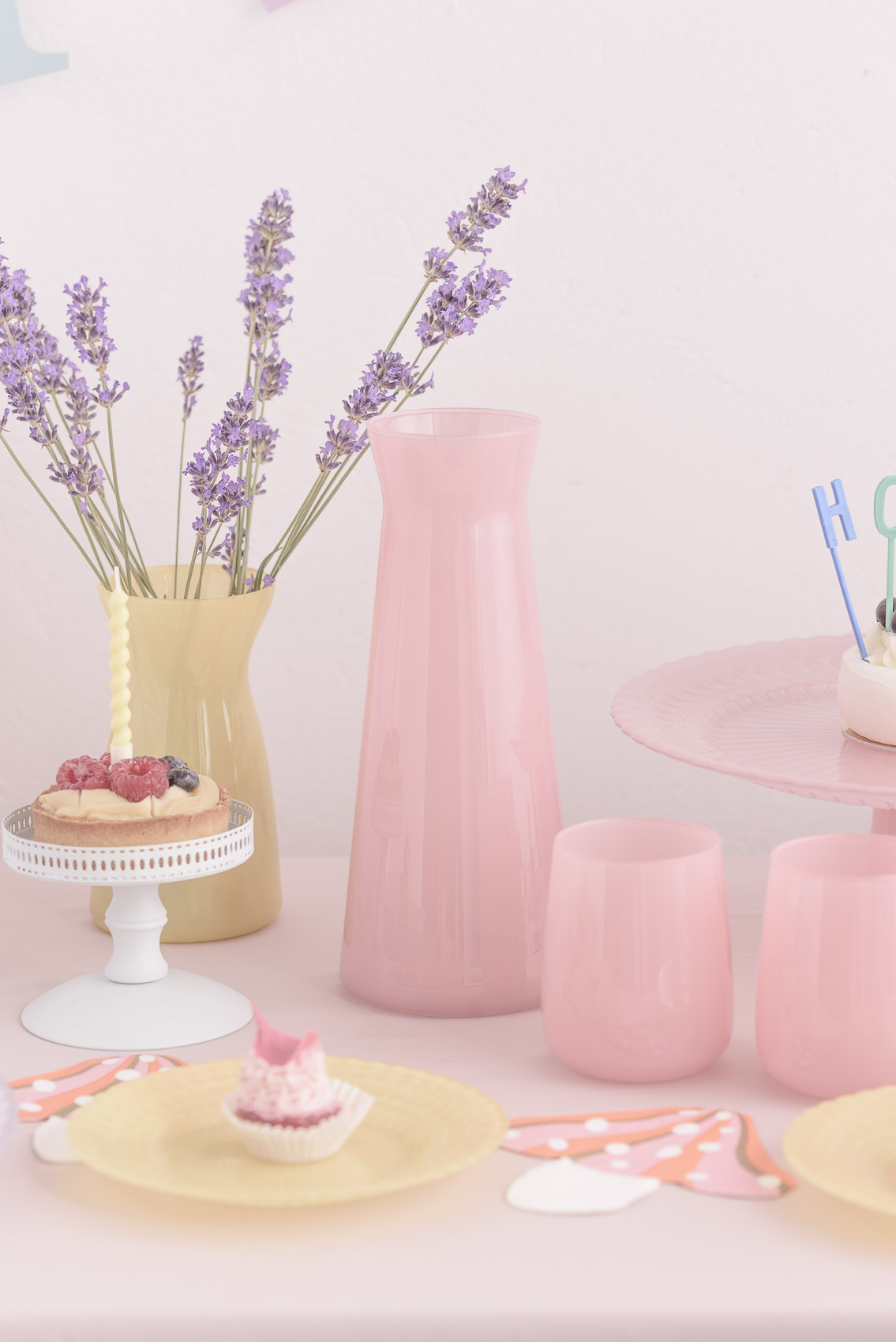 Karafka-szklana-mleczny-roz-1l-na-stole.jpg 0a8101dc87a0f9d6386fe0d52492a2e5