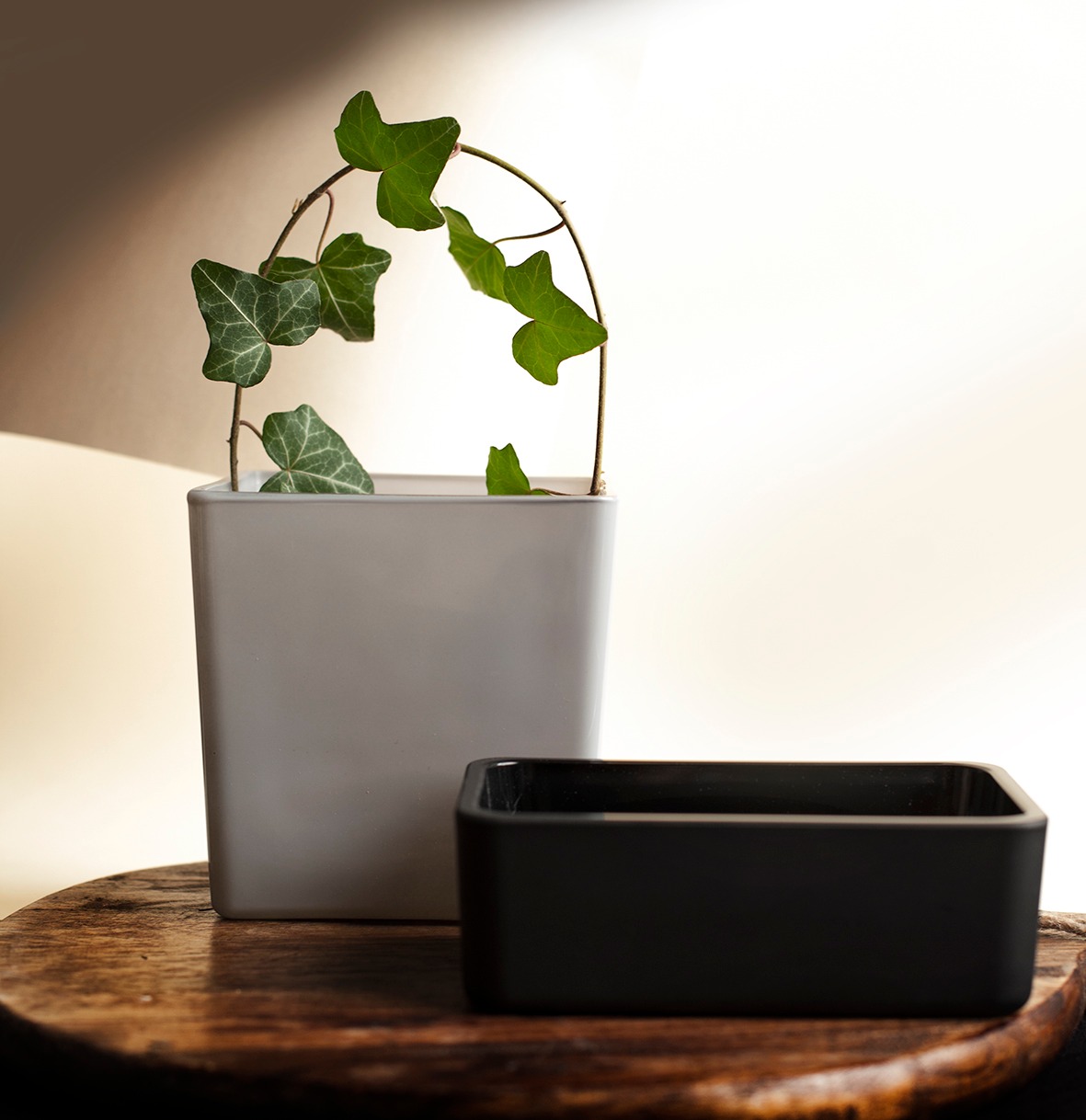 Oslonka-szary-mat-z-czarna-salaterka.jpg 5f25512c47e221488f606a4d4450193d