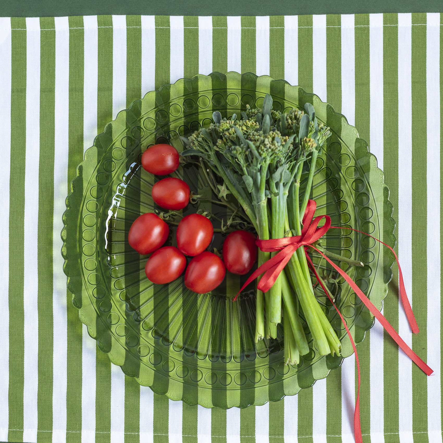 Podtalerz-szklany-zielony-transparent-na-stole-z-pomidorkami.jpg d0d408fc20379d2a5c2d4c1b9ef94372