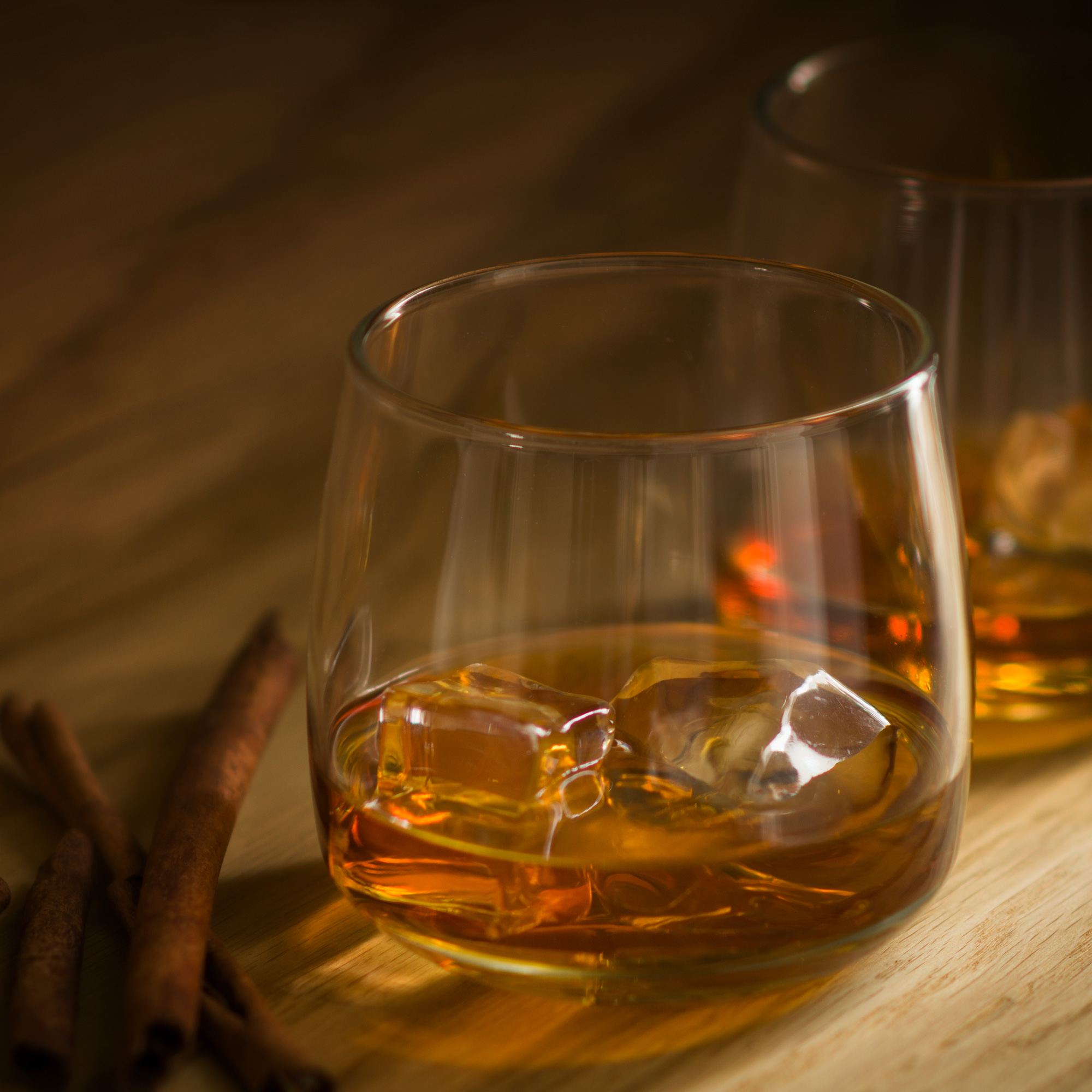 Pojemna-szklanka-w-whisky-i-lodem-1.jpg 3672a737469cd14fc810d53562058768