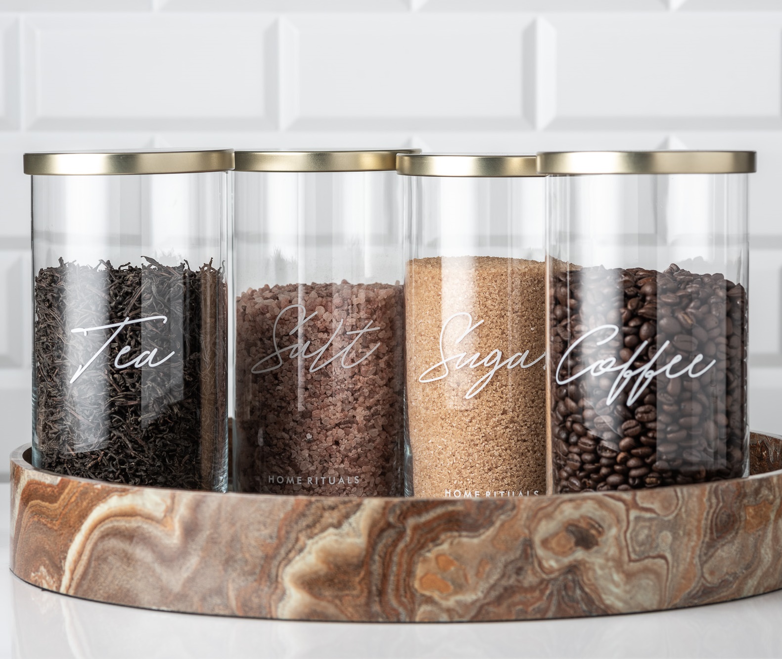 Pojemniki-szklane-z-bialymi-napisami-kursywa-na-deseczce-drewnianej.jpg 5550f48da99c3dad654c616cc9716806