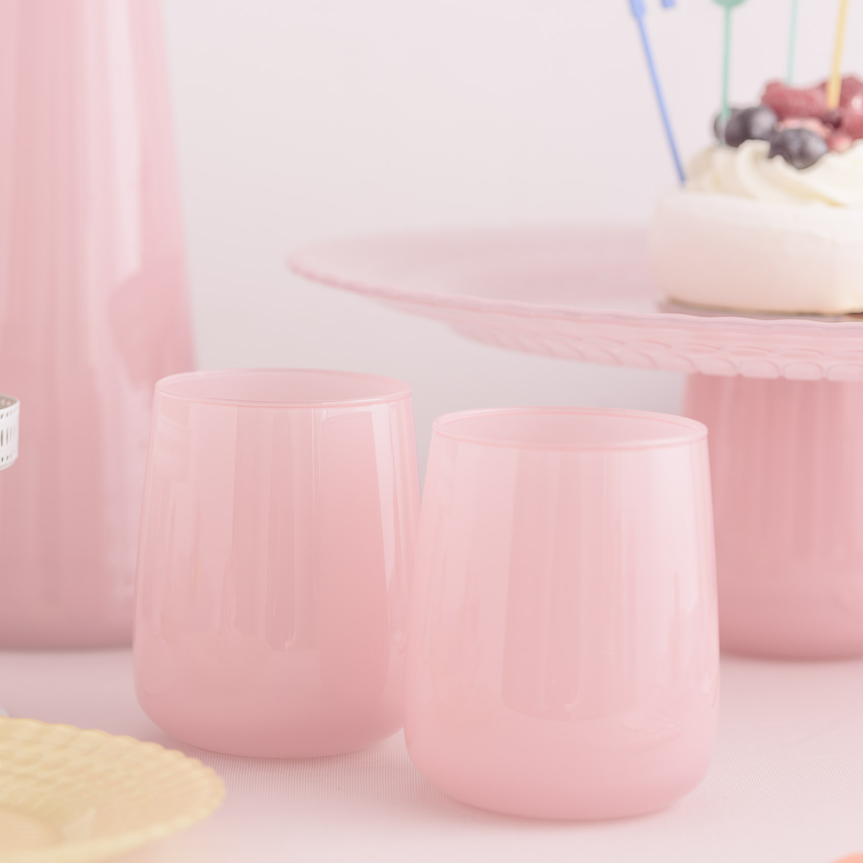 Szklanka-do-napoju-delikatny-mleczny-roz-na-stole-urodzinowym-1.jpg 41b4efb6c1de3a943a7f3056c3ac6999