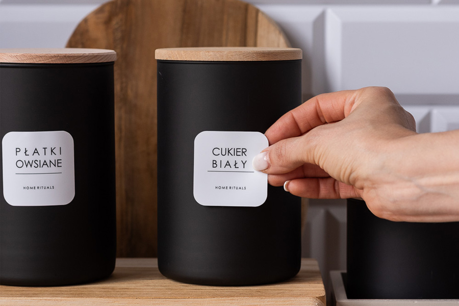 Pojemniki matowe z napisami